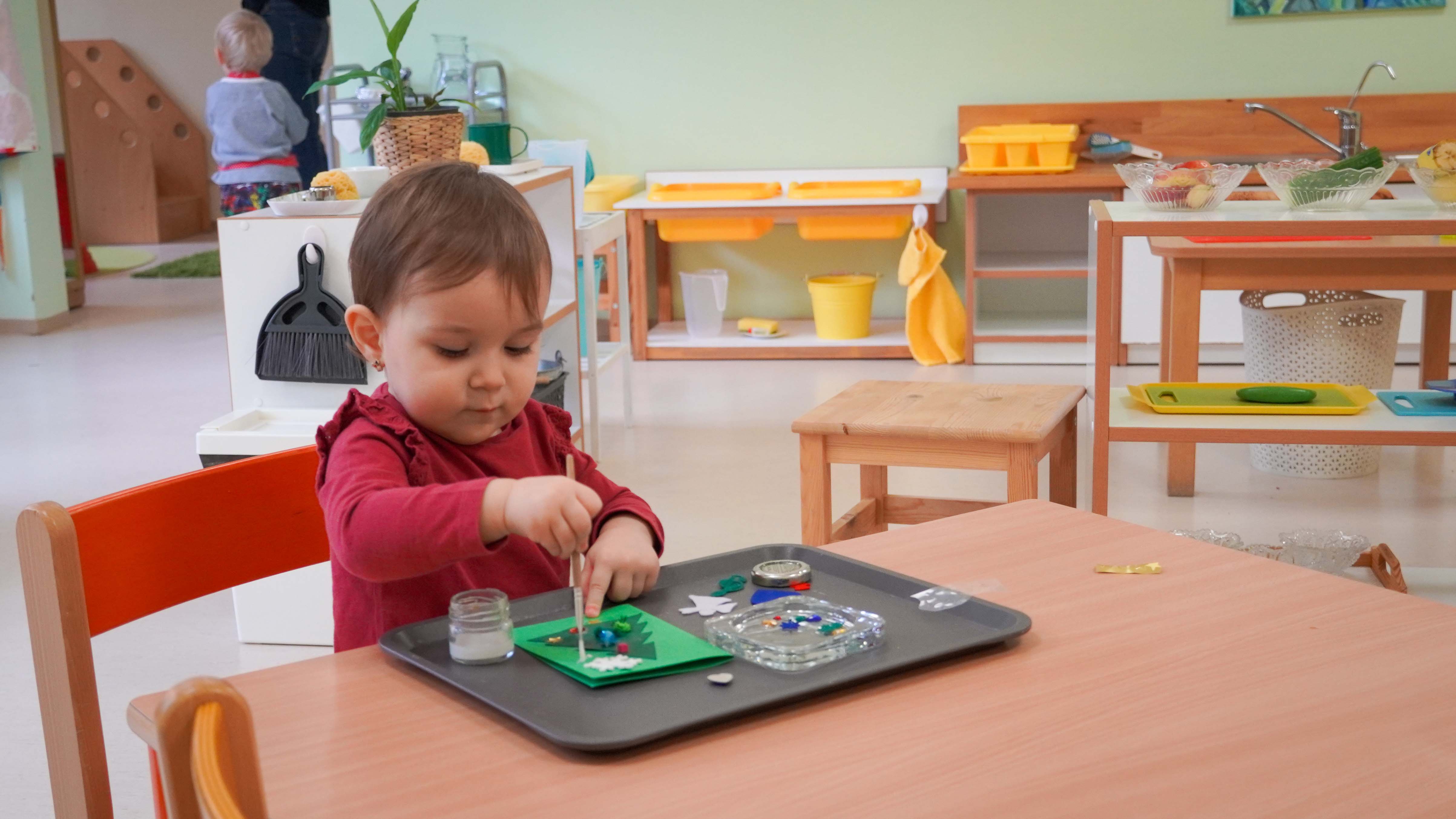 Christmas Craft with toddler in nursery