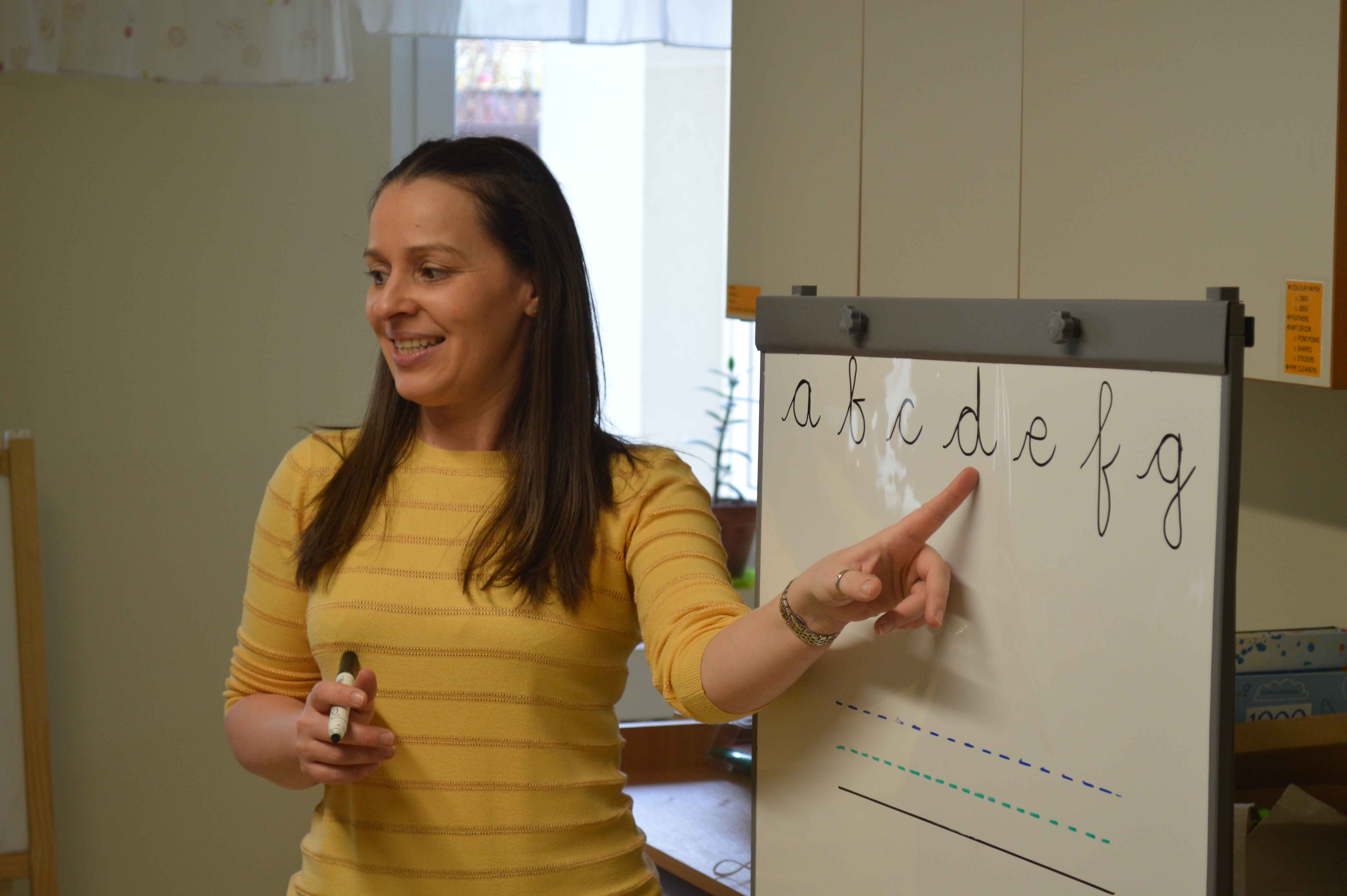 Teachng Handwiritng in Montessori school Prague 4