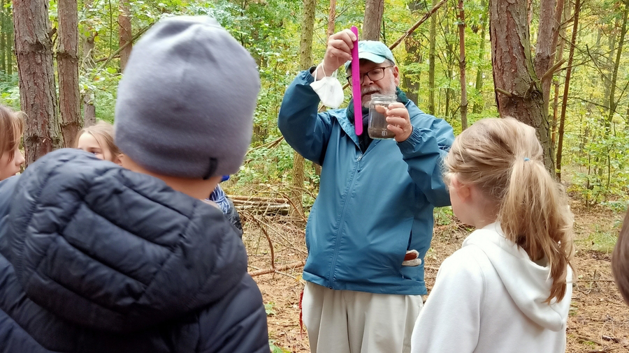 Lekce Montessori základaní školy v lese