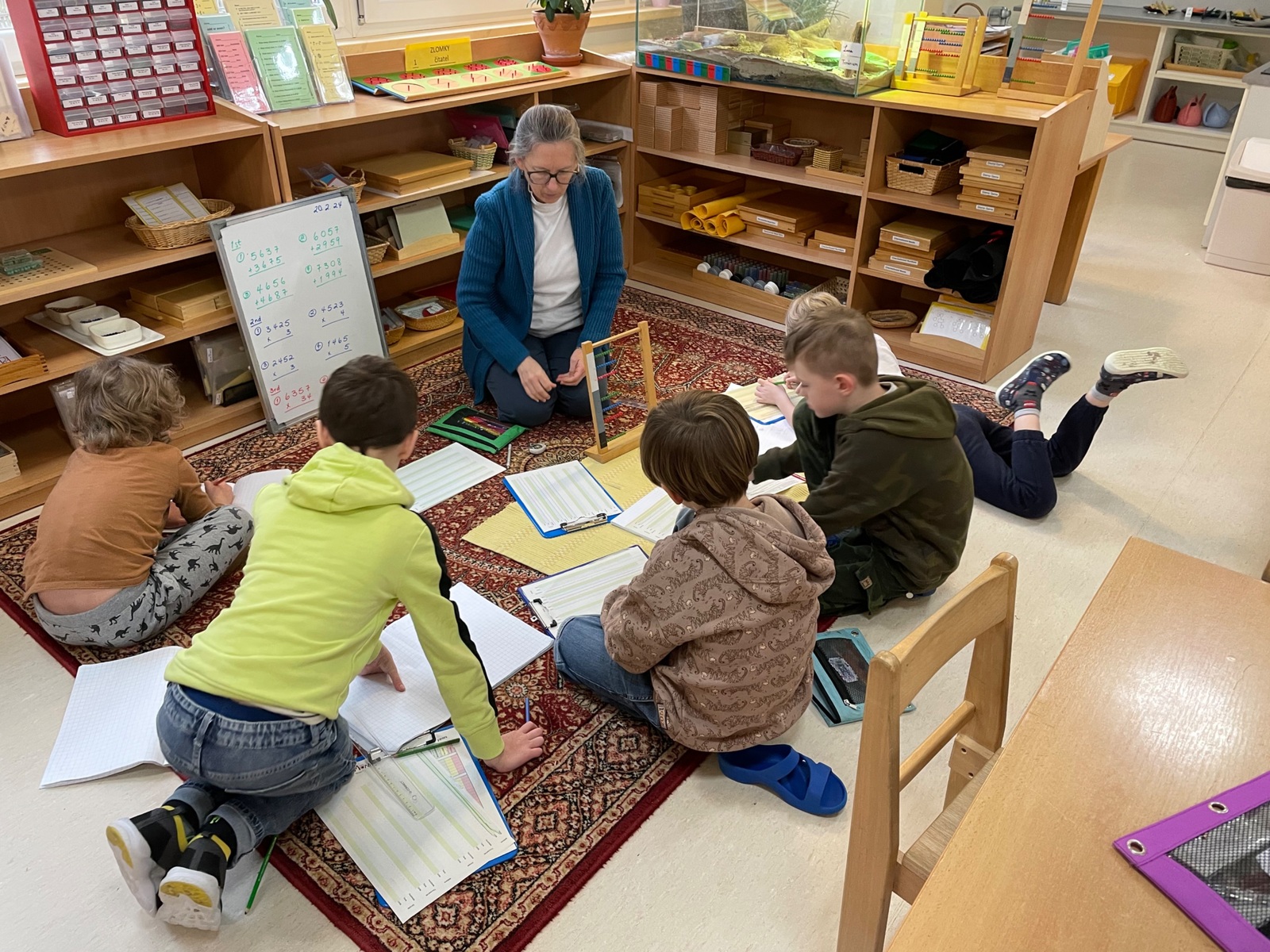 Výuka v Montessori základní škole v Praze