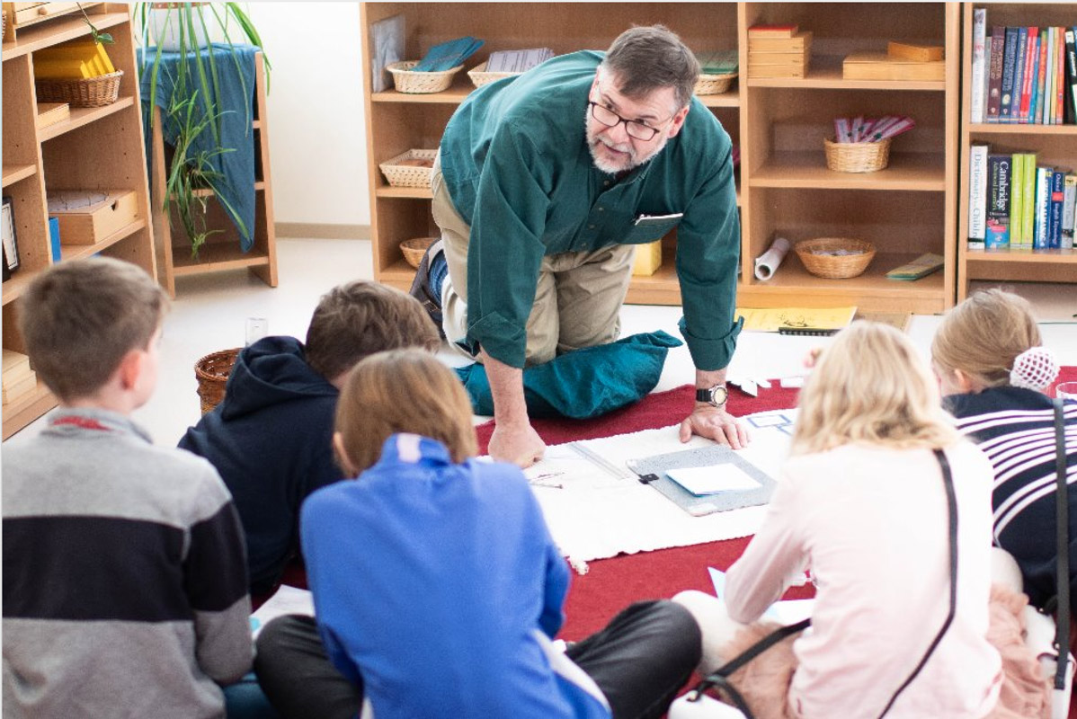 Výuka v Montessori základní škole v Praze