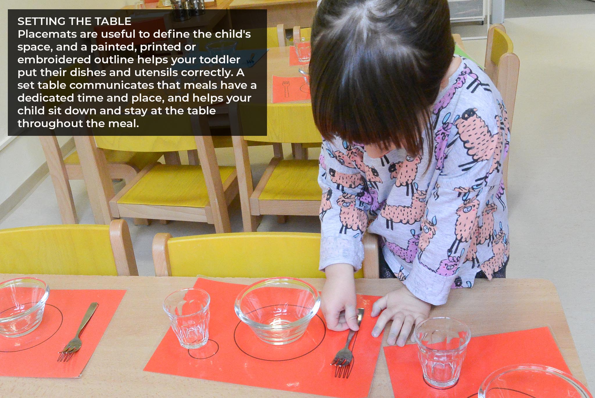 Toddler setting a table according to Montessori / Batole připravuje stůl podle Montessori